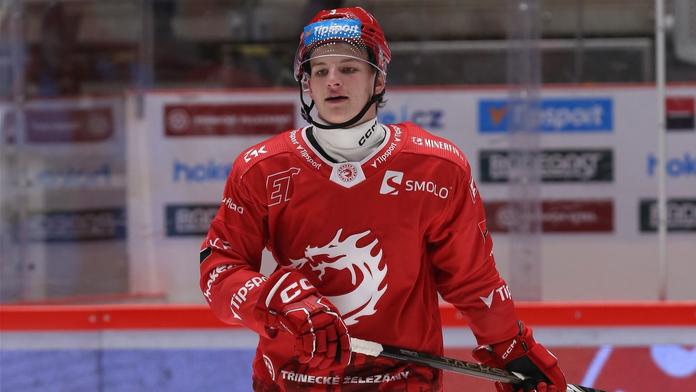 Hokejový Suárez. Třinecký útočník kousl kapitána Varů do prstu, zápas nedohrál