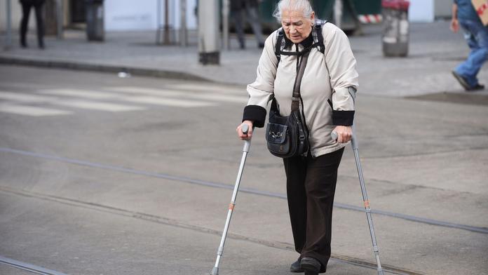 Stařenka si chtěla v noci odskočit. Spletla si dveře a bloudila městem