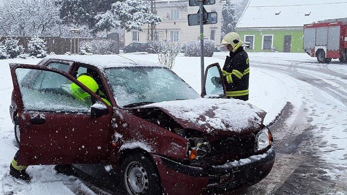 Počasí trápí řidiče. Při nehodě na Teplicku se zranil člověk