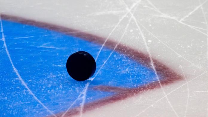 Nechutnost v českém juniorském hokeji. Hráč napálil soupeře hokejkou do hlavy