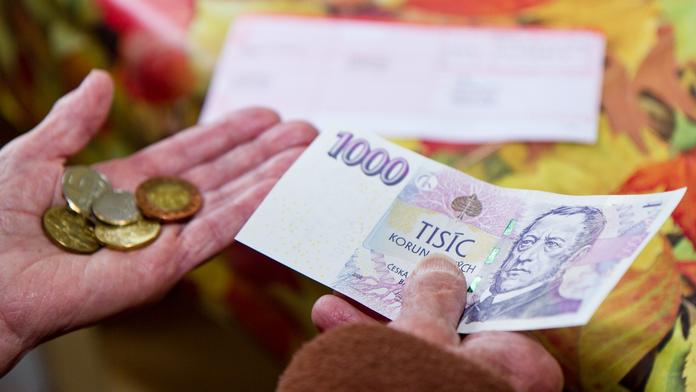 Lidé si stěžují na nízké důchody. Senátor ukázal, kolik seniorů má průměrnou penzi