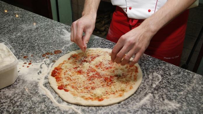 Nejdražší pizza na světě: "v ceně" policejní razie