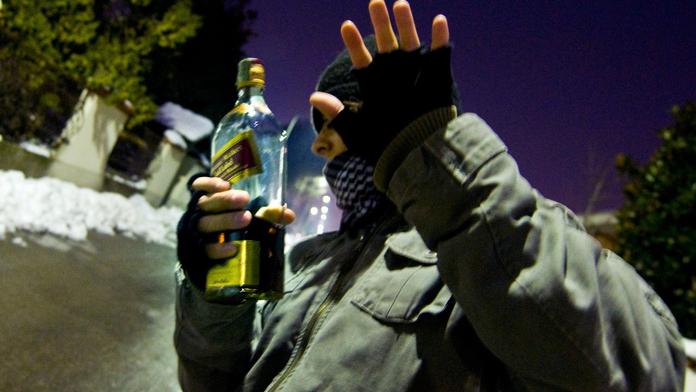 Dítě trávilo noc venku s opilým otcem. Nezvládal chůzi, nadýchal 2,6 promile