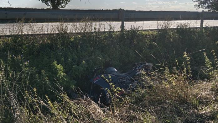 Motorkář předjížděl a srazil se s autem. Na místě zemřel