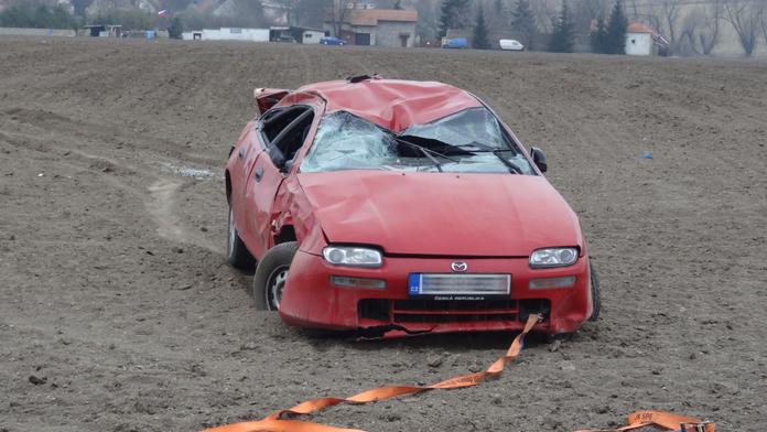 Řidič nezvládl auto na rovině a skončil s ním v kotrmelcích v poli