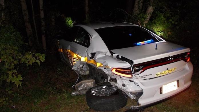 Řidič v tesle měl puštěný film a autopilota, smetl policejní vůz! FOTO