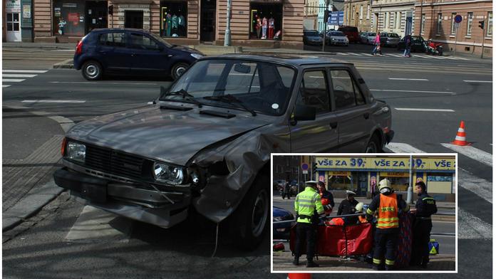 Stará škodovka vjela do cesty motorkáři, na místě zahynul
