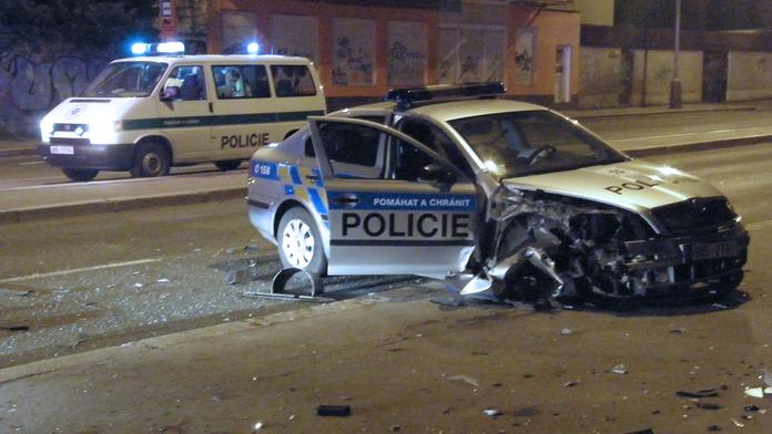 Policie se srazila s jiným vozem, tři policisté se zranili