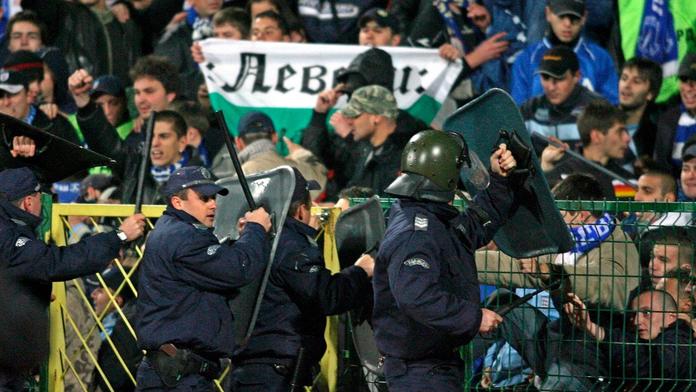 Zvěrstvo na fotbale! Fanoušci v Sofii zranili policistku výbušninou