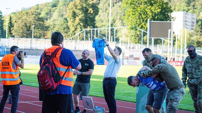 Ústí se dočkalo. Nové dresy přiletěly vrtulníkem, na hřišti zadrželi diváka