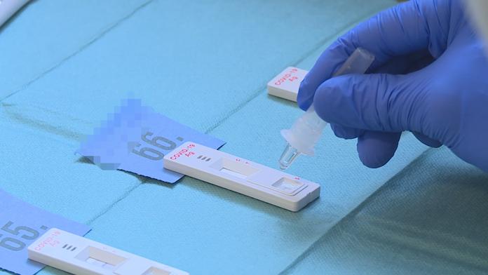 Nový postup při testování na covid: Lidé si budou moct zajít k praktikům