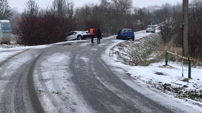 V Česku udeřila opět ledovka, řidiči bourali na několika místech!