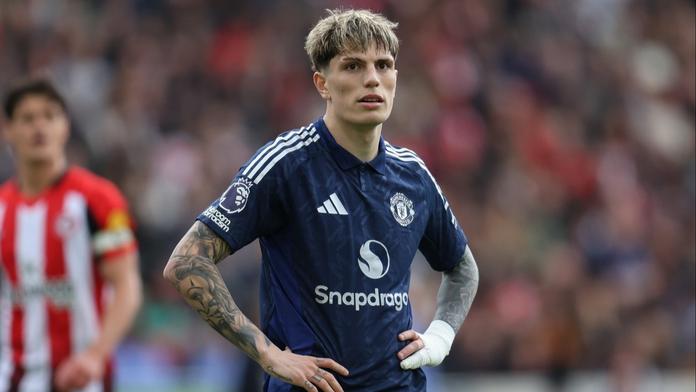 Hvězdička United pod palbou. Kontroverzní fotka v dresu rivala rozvířila emoce