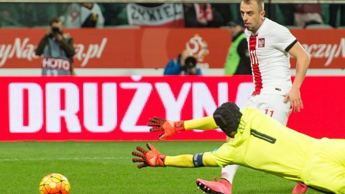 Miláček davu: Polský fotbalista vstřelil gól a uctil oběti v Paříži!