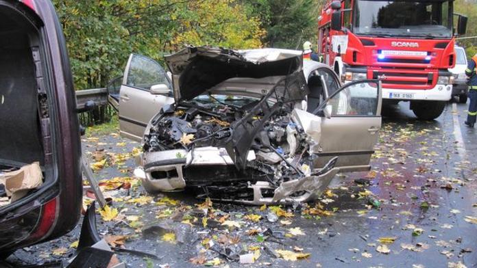 Auto vylétlo ze silnice, řidič zemřel. Dnes už tři mrtví