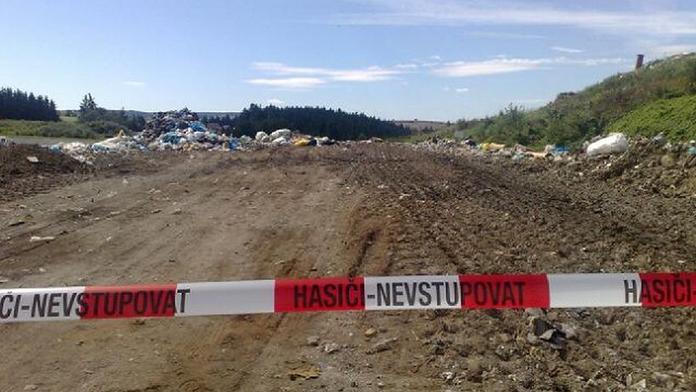 FOTO: Hasiči vyjeli k trhavině, objevili sudy s uhelným prachem