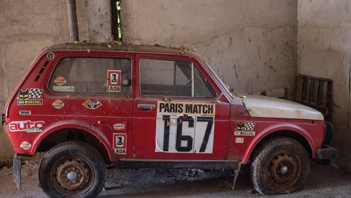 Zbídačená stará Lada má za sebou i Dakar. Její cena šokuje