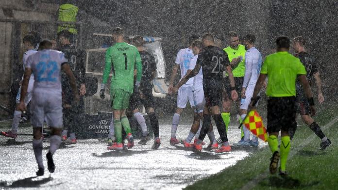 Fotbalisté Sparty a Rijeky odchází do kabin za prudkého deště