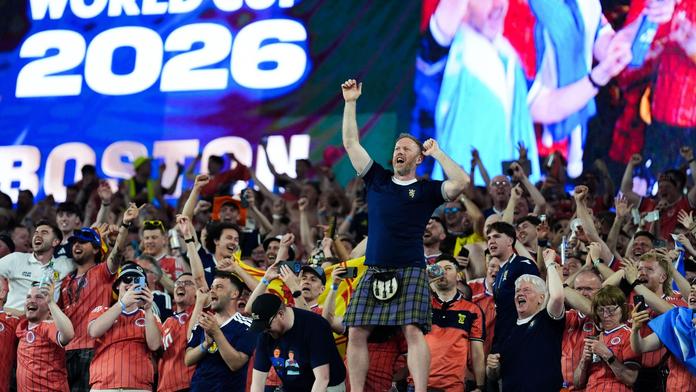 Skotové se utrhli ze řetězu! Na cestě na MS vysušili palubní bar