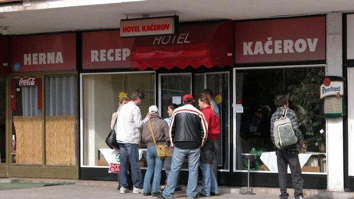 FOTO: V pražském hotelu se oběsil muž