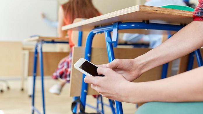 Školákovi ve třídě explodoval telefon. Měl ho v kapse u kalhot