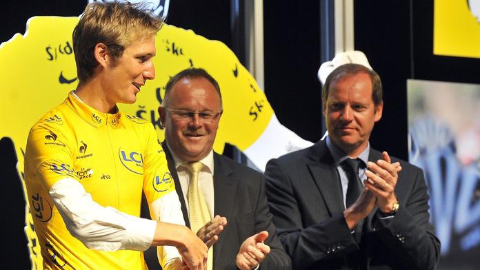 Andy Schleck z Lucemburska dodatečně oblékl žlutý trikot za výhru na Tour de France 2010 až o dva roky později
