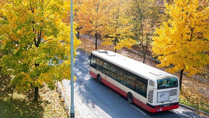 Muž krvácel z obličeje, krev otíral do oděvu dalších lidí v autobuse