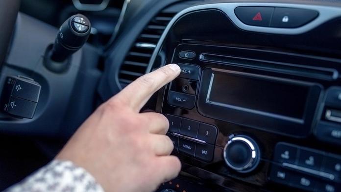 Tvrdý trest: Úřady chtějí pokutovat moc hlasitou hudbu v autě