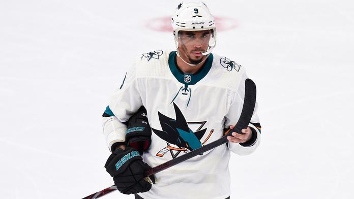 Gambler Kane má klid. NHL nenašla důkazy, že by sázel na vlastní zápasy