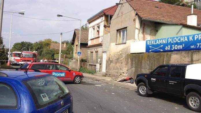 Řidič při nehodě spustil manévry, trefil dům s plynovou přípojkou