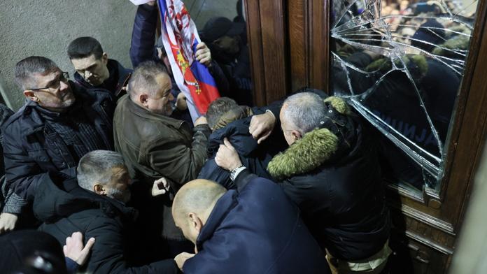 Bělehradem otřásají protesty. Lidé oblehli radnici s pochodněmi v rukách