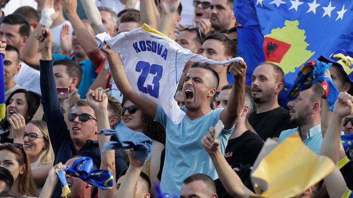 Fanoušky české reprezentace napadli v kosovských ulicích! Šlo o odplatu?