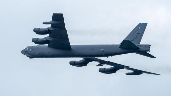 Letadlo se na letišti v USA málem srazilo s bombardérem. Pilot rychle měnil kurz