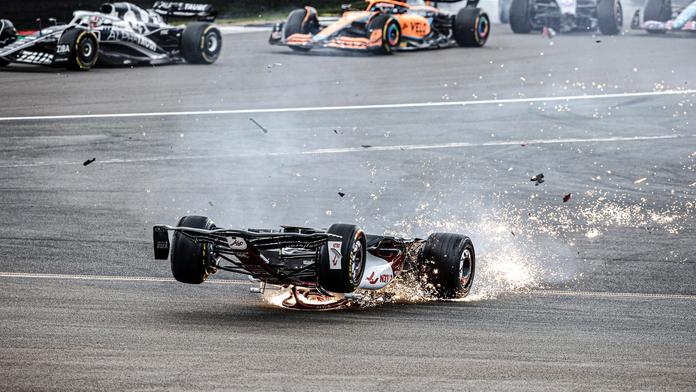 Velkou cenu přerušila hromadná nehoda. Pro první vítězství v F1 si dojel Sainz