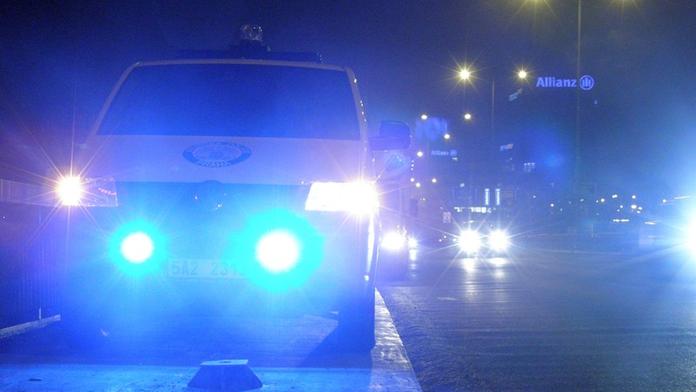 Křičel na policisty a rozmlátil jim přední sklo! Chtěl pomoct kamarádovi