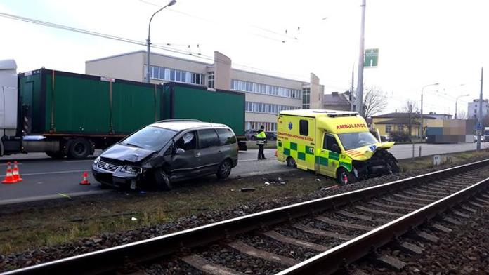 Žena se vážně zranila při nehodě. Pak bourala i sanitka, která ji odvážela
