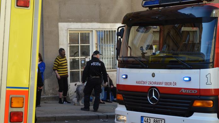 DRAMA v pražských Nuslích: V hořícím bytě zůstala starší žena s mužem!