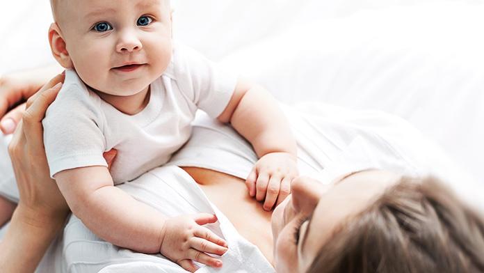 Vědci odhalili mikroplasty v mateřském mléku. Obávají se možných dopadů