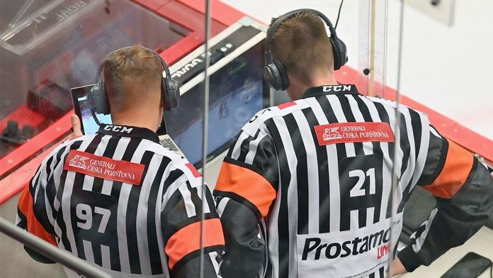 Zásadní novinka v hokejové extralize. U vyšších trestů sudí využijí videozáznam