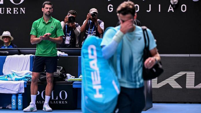 Djokovič rekordmanem Australian Open. Už se chystal domů, pomohla mu skreč