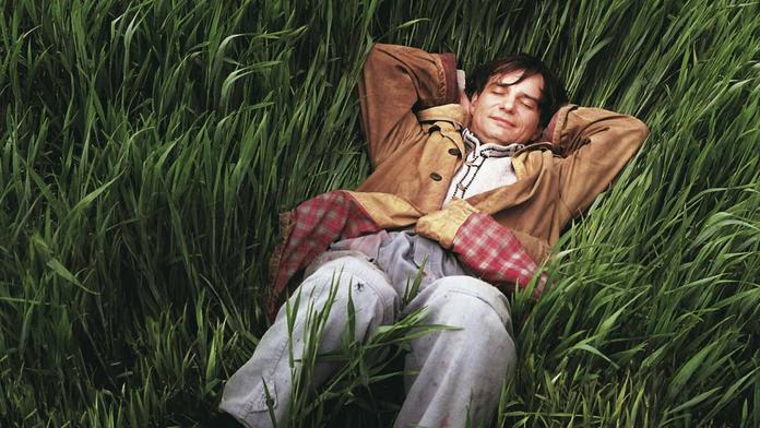 Sebevrah se postavil proti vlaku. Lokomotiva ho táhla napíchnutého na háku