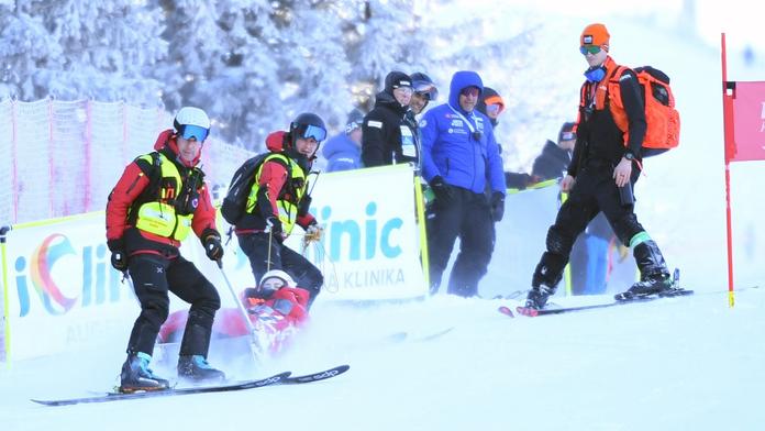 Záchranáři převáží Petru Vlhovou po pádu ve světovém poháru ve slovenské Jasné