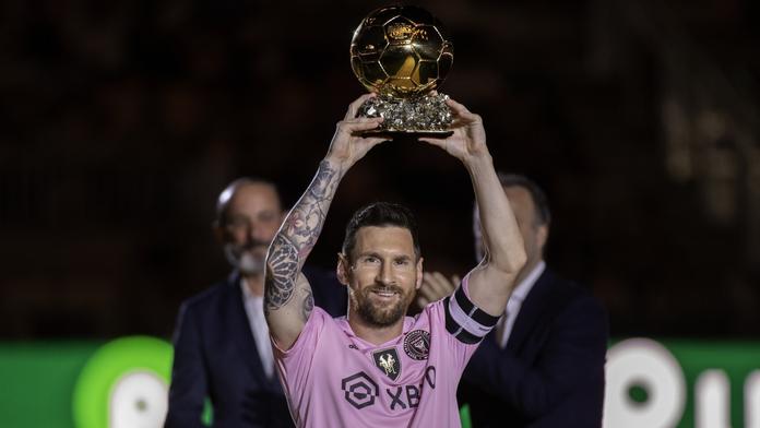 Lionel Messi v dresu Interu Miami se Zlatým míčem