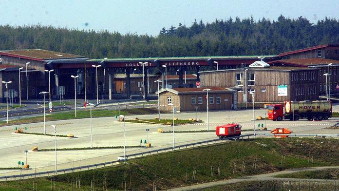 Uprchlíci na českých hranicích: Němci je dají do bývalé celnice