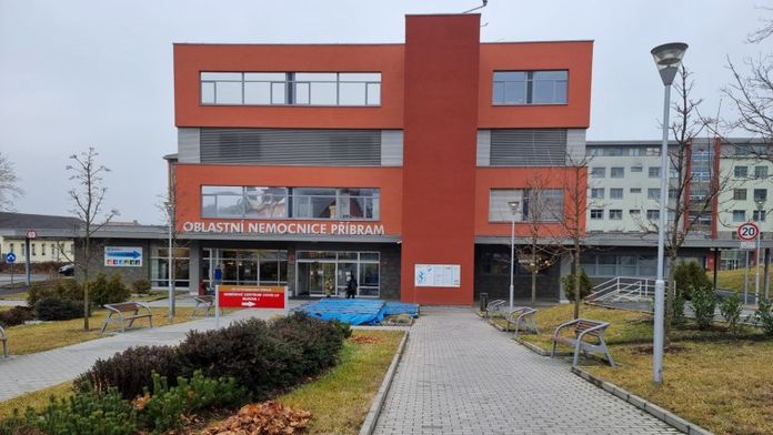Využívejte více monoklonální protilátky, vyzýval Vojtěch. Části nemocnic už došly