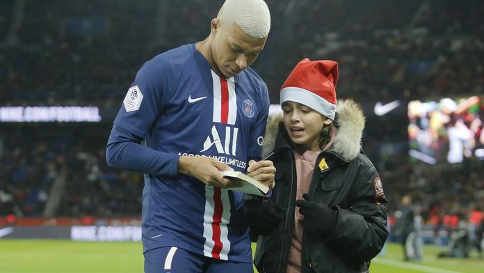 Krásné gesto! Mbappé podepsal fanouškovi knížku přímo na hřišti