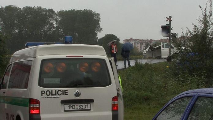 Vlak se srazil s autem na přejezdu! Trať byla uzavřena dvě hodiny