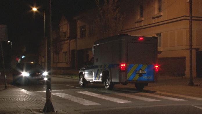 Muž na Klatovsku pořezal v restauraci střepem jiného hosta