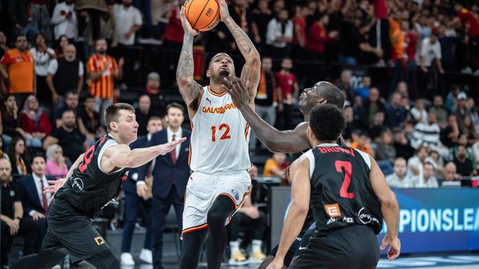 James Palmer (12) z Galatasaraye dává koš přes bránící hráče Nymburku Ondřeje Sehnala a Stephena Browna