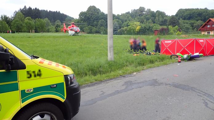 Motorkář při předjíždění zavadil o auto! Záchranáři už mu nedokázali pomoci